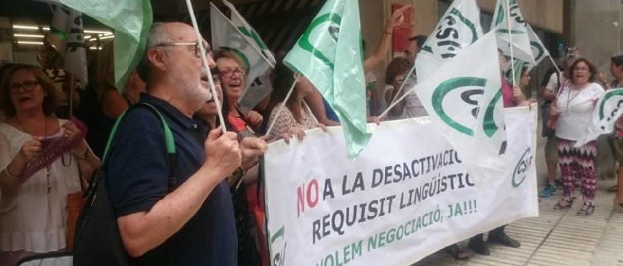 Profesores en una protesta, reclamando flexibilidad por parte de la Conselleria de Educación a la hora de exigir la capacitación en valenciano.