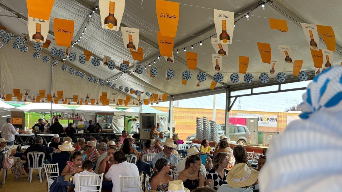 Ambiente en una caseta de la Feria de Puente Genil, este sábado.