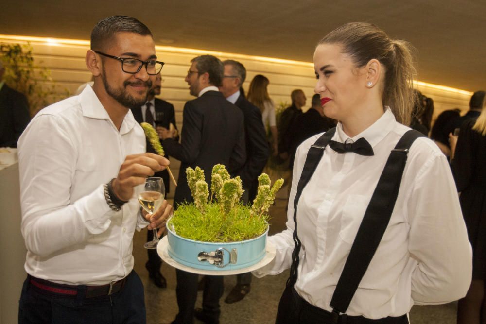 Un momento del cóctel que disfrutaron los asistentes a la gala en el vesibulo del Palau de Les Arts. Teresa Bayarri de Consum