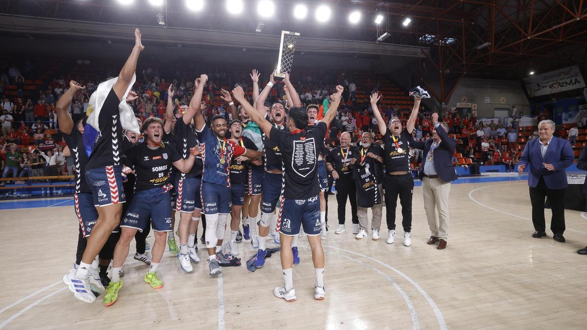 El Horneo Eón Alicante celebra a lo grande su ascenso a la liga ASOBAL.