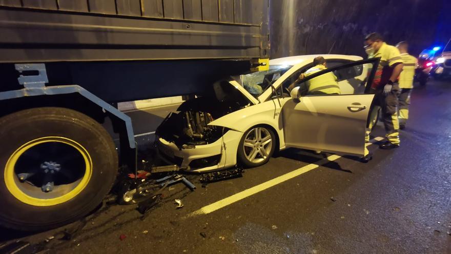 Herida en un accidente de coche dentro del túnel de Julio Luengo