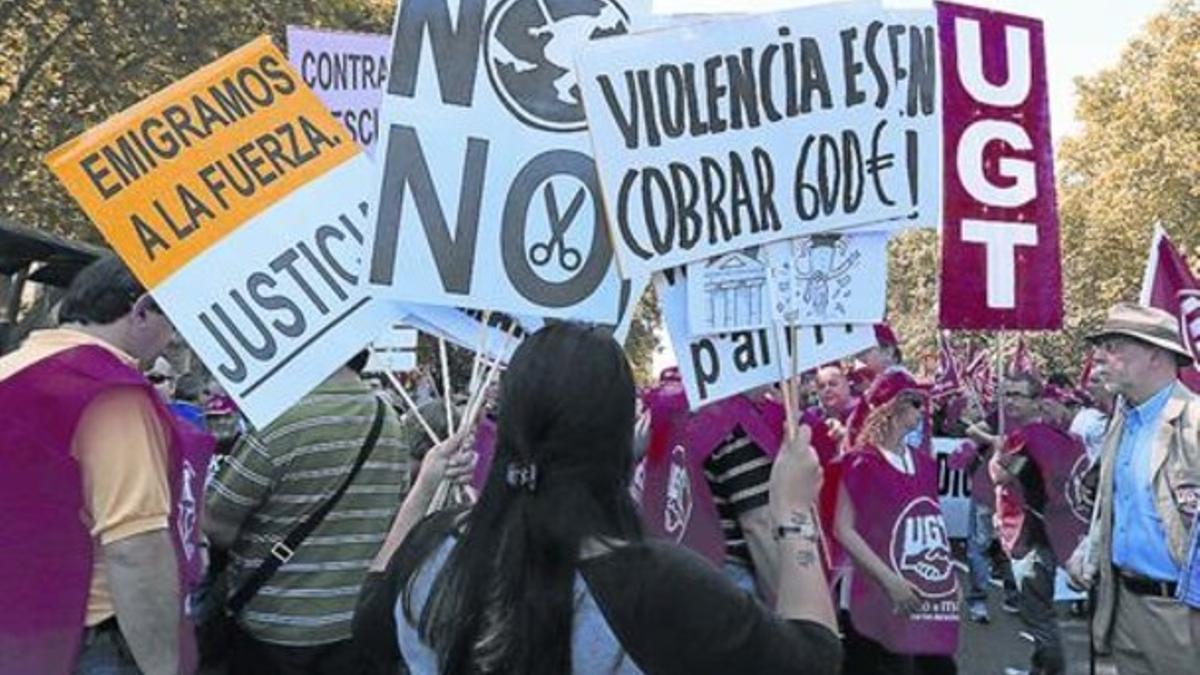 Protesta 8Manifestantes ayer con carteles de denuncia de la falta de empleo y la precariedad de los sueldos.