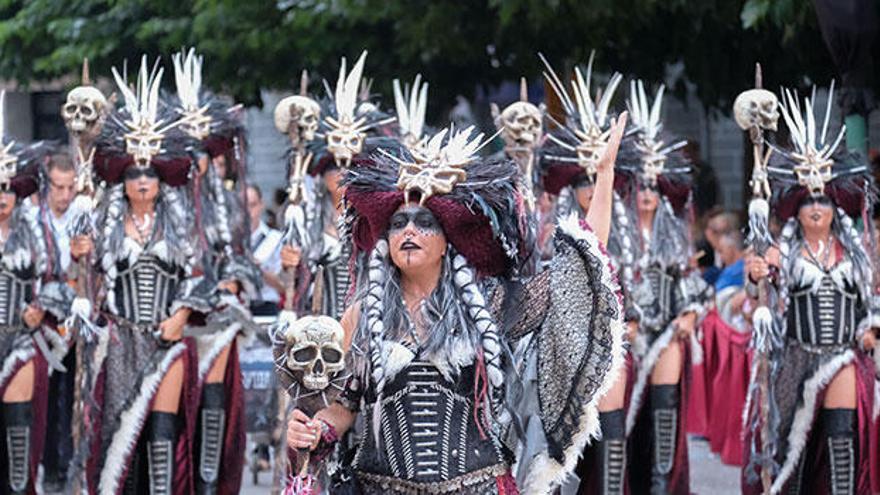 12 mil personas participan en los desfiles principales de las Fiestas de Villena.