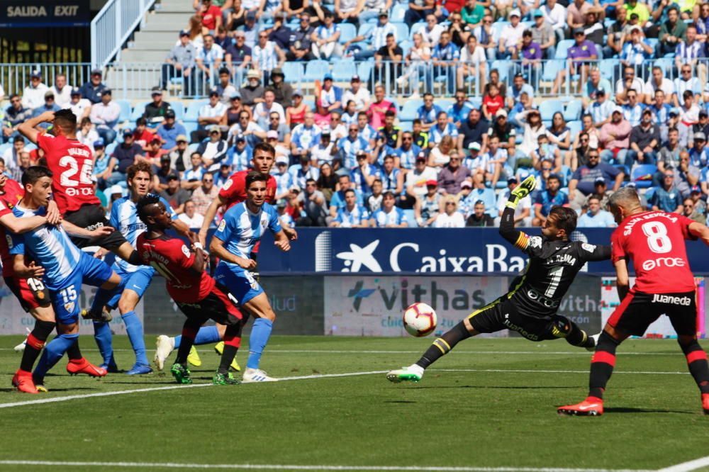 Un tanto de Leo Suárez a cinco minutos del final le da la victoria y los tres puntos al RCD Mallorca en su visita a La Rosaleda, en un duelo de aspirantes al ascenso a Primera División que comenzaban la jornada empatados a puntos.