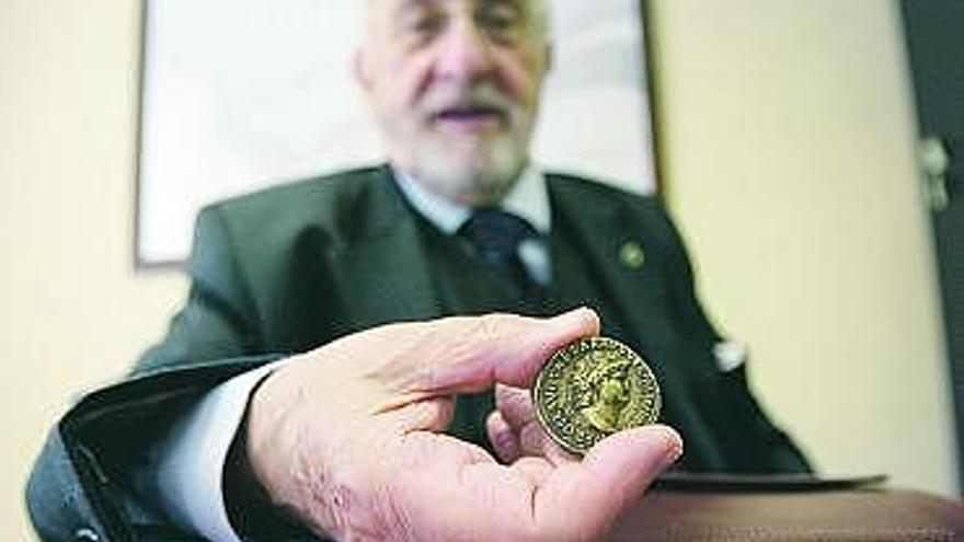 Justo Ureña muestra una de sus monedas romanas.