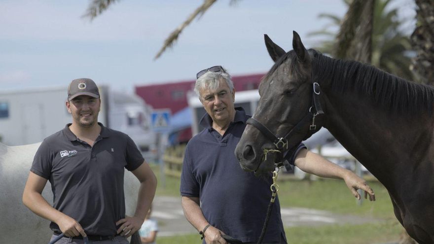 Mateo Esser, que lleva cinco caballos a la competición y, a su derecha, el organizador, Santiago Núñez, que está con el caballo del participante, «Bravado».