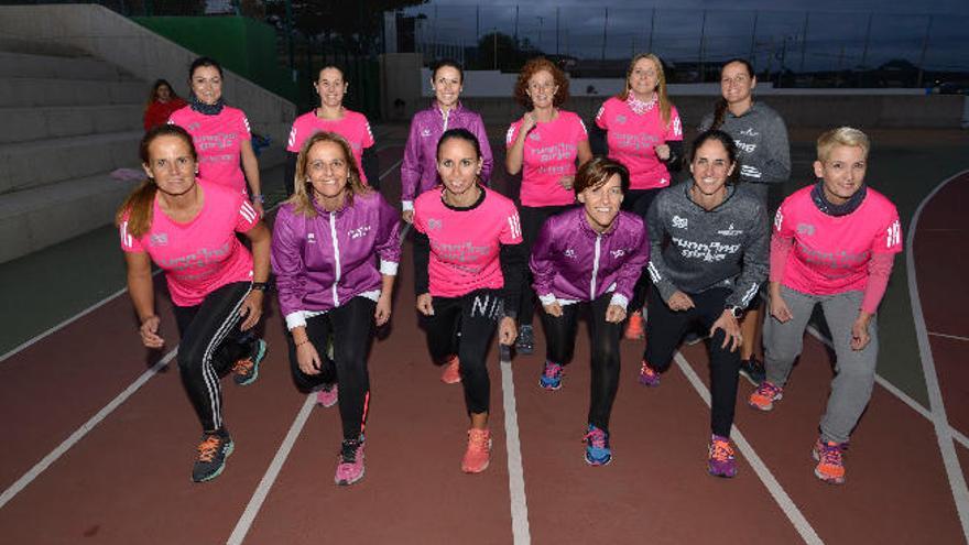 Doce de las 30 &#039;Running Girls&#039; que van a participar posan en la pista de atletismo antes de un entrenamiento.