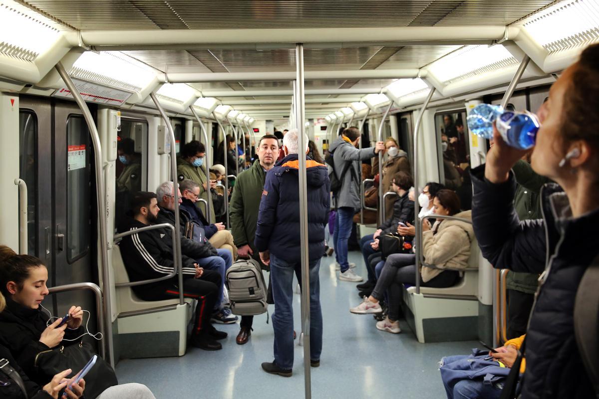 Último día de la mascarilla obligatoria en el transporte público