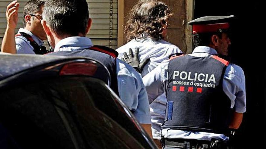 Els Mossos entren amb l&#039;home detingut al seu domicili, ahir a Terrassa