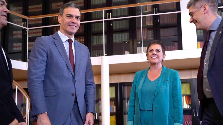 El presidente del Gobierno, Pedro Sánchez, durante su primera reunión pública con la portavoz del Bildu en el Congreso, Mertxe Aizpurua, durante la ronda de contactos para la investidura.