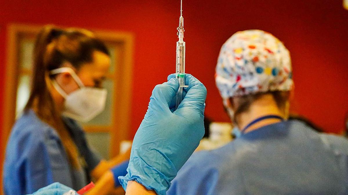 Preparación de una vacuna en el Hospital San Agustín de Avilés. | Mara Villamuza