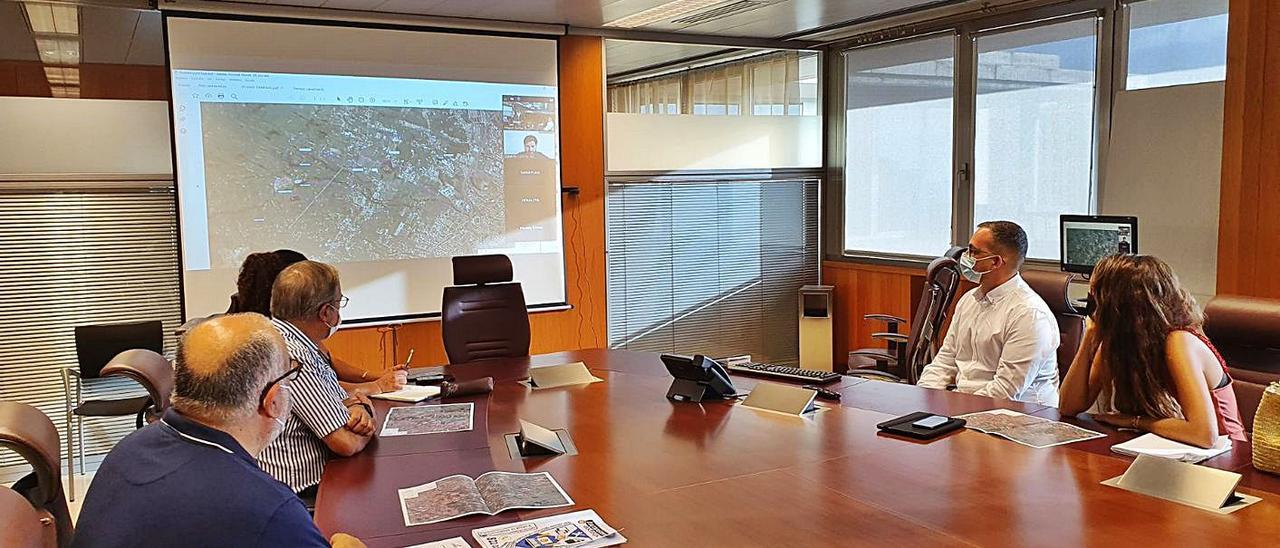 Un momento de la reunión entre el Ayuntamiento de Santa Cruz de Tenerife y Red Eléctrica de España.