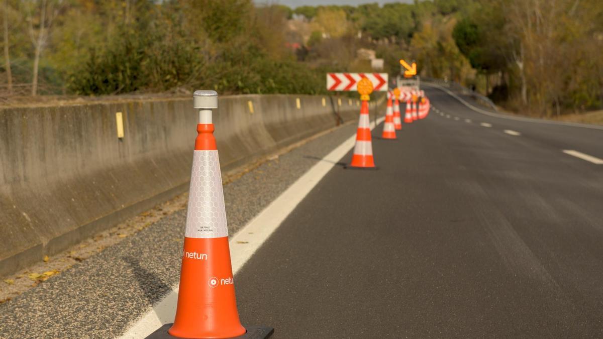 ¿Qué son los conos conectados  y cuál es su función en las carreteras?