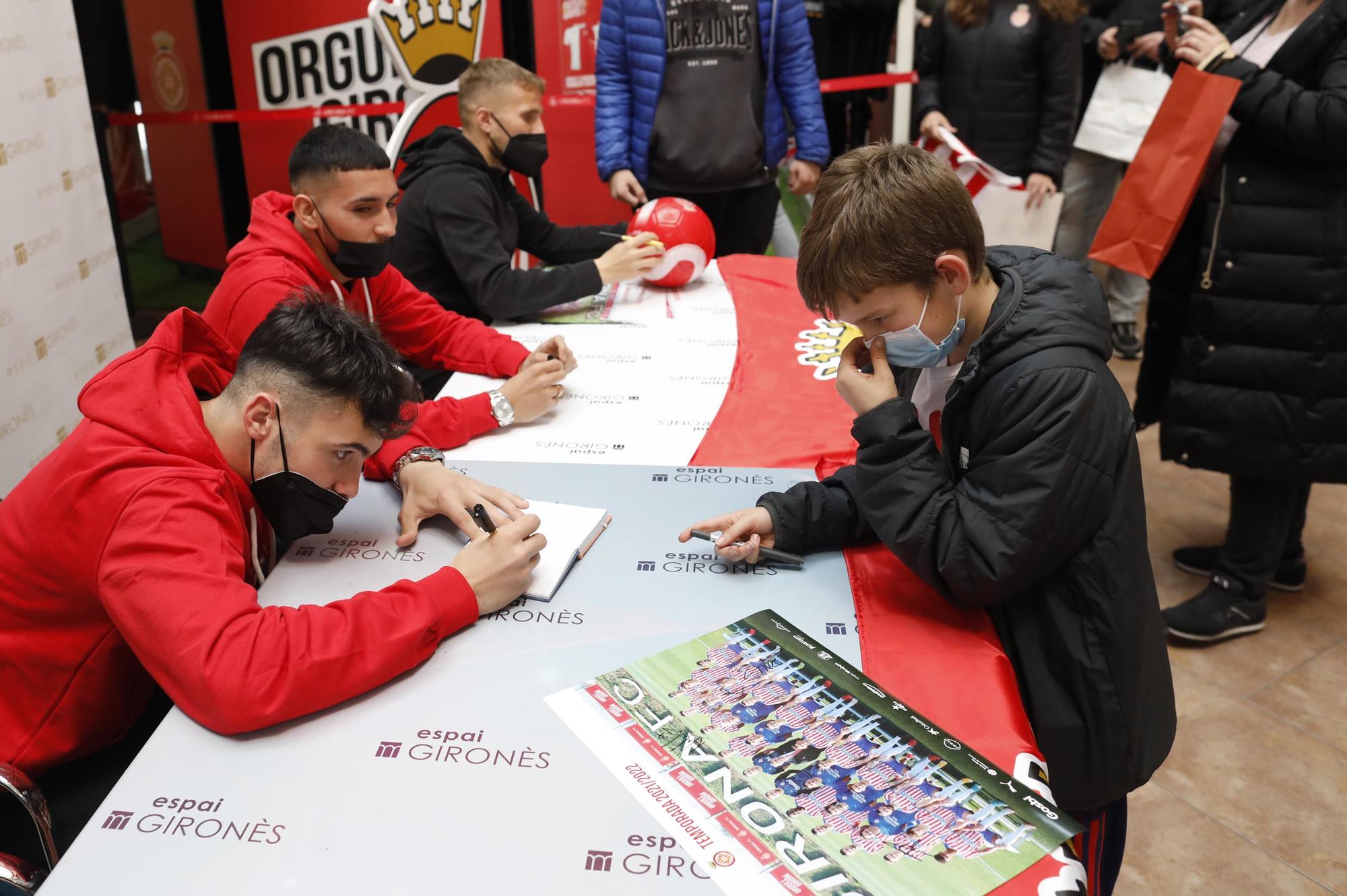 Cues per un autògraf dels jugadors del Girona