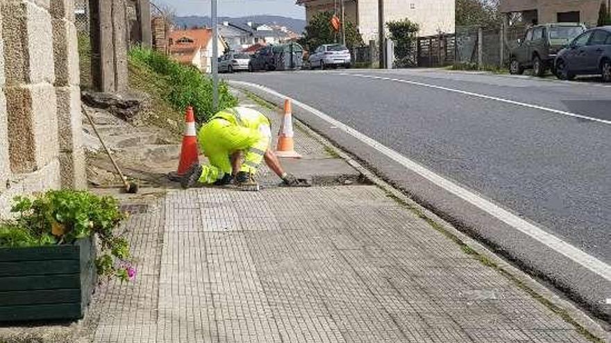 Uno de los operarios, ayer, en la acera.  // F.G.S.