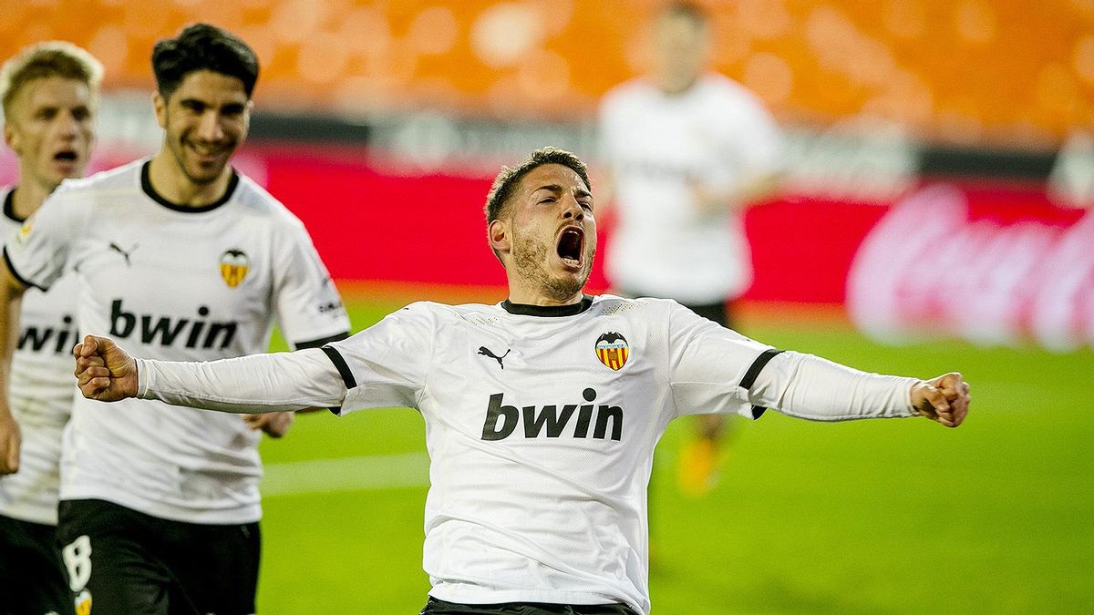 Manu Vallejo celebrando un gol con el Valencia CF
