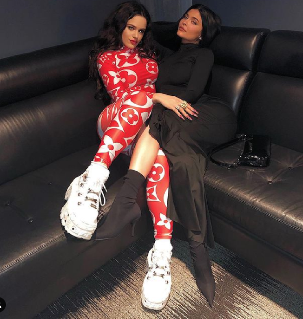 Rosalía y Kylie muy sencillitas.