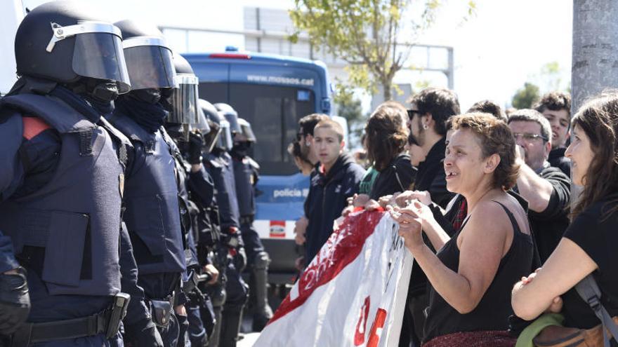 Concentració davant de la comissaria dels Mossos.