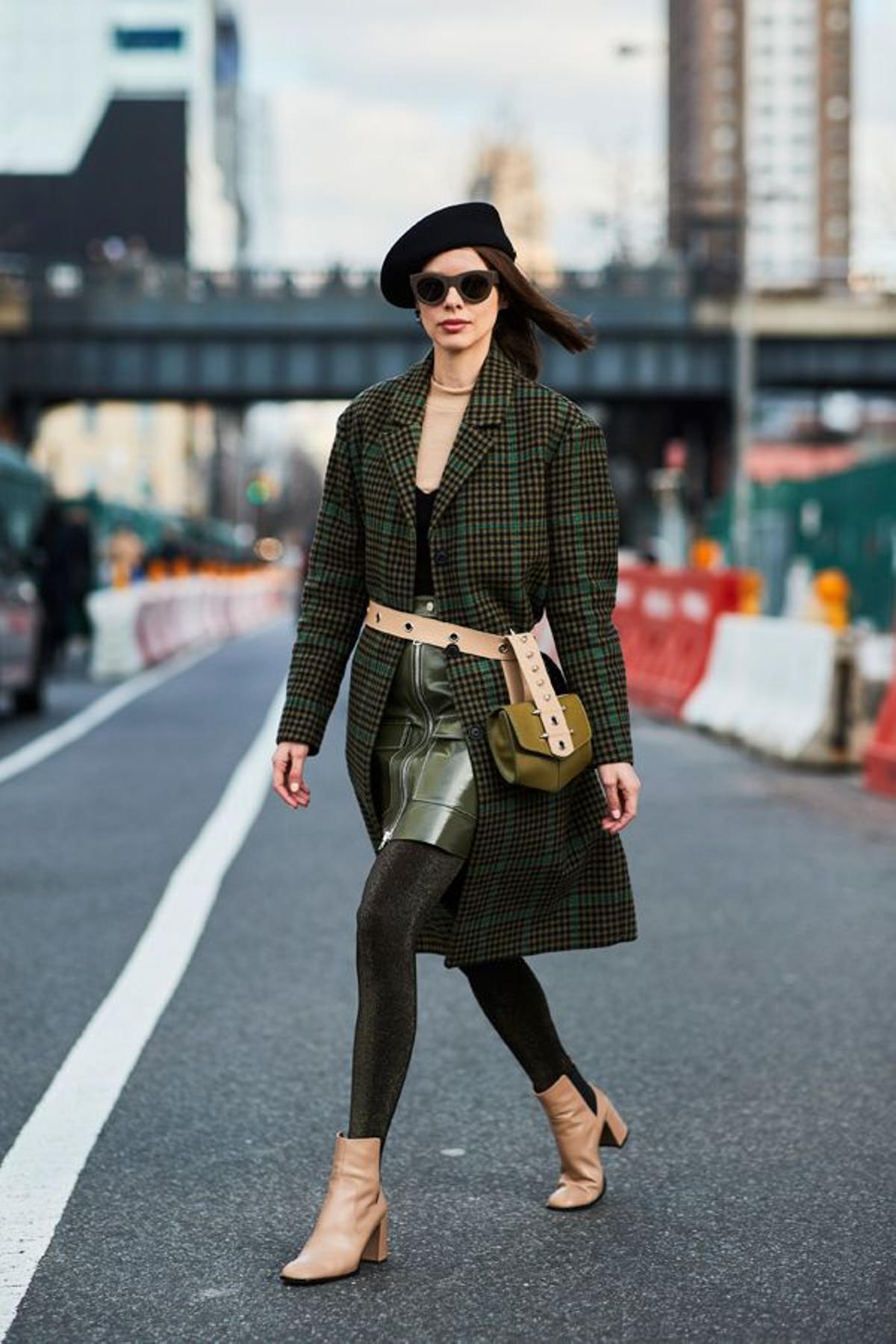 Riñonera en combinación de crema y verde sobre un 'total look' verde en el 'street style' de Nueva York