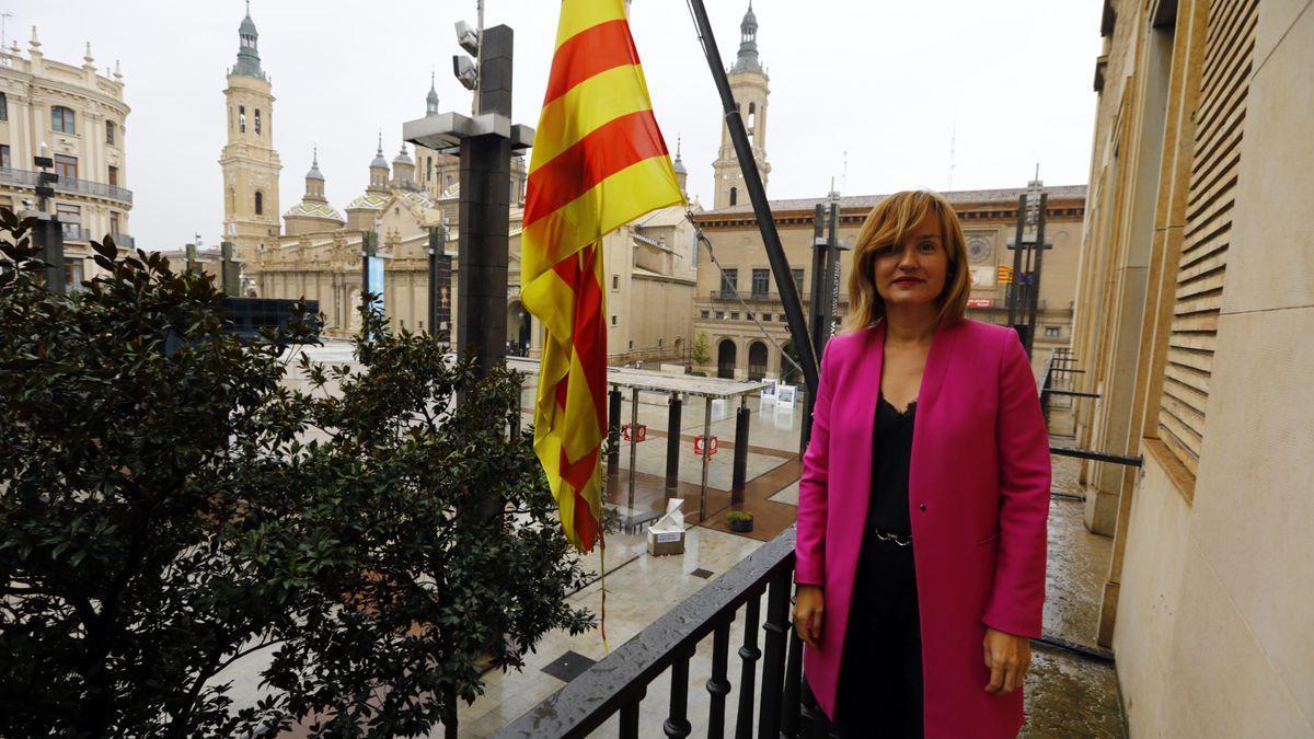 Pilar Alegría, en el balcón de la Delegación del Gobierno, en la plaza del Pilar de Zaragoza.