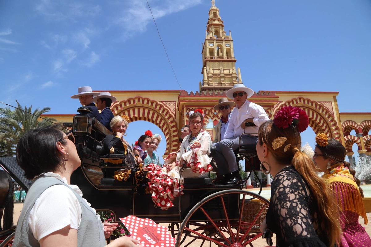 El ambiente familiar gana protagonismo en el recinto ferial pese al calor de la jornada