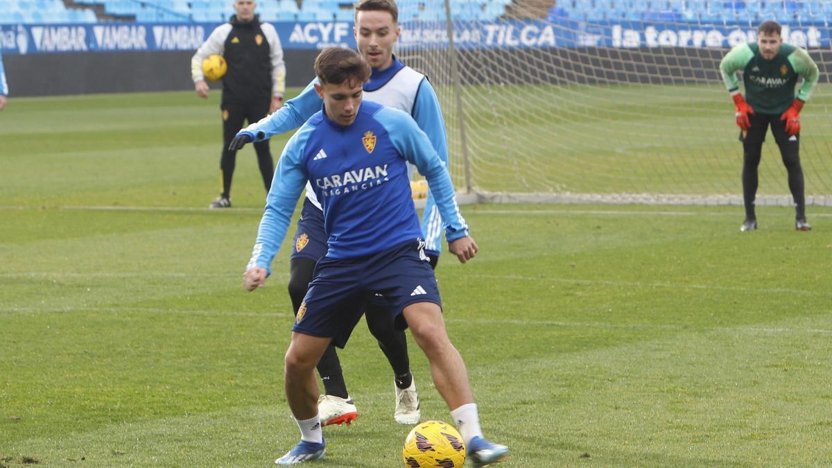 Pablo Cortés protege el balón ante el asedio de Marc Aguado durante un entrenamiento del primer equipo.