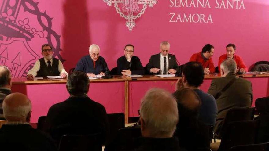 Asistentes y directivos de Las Capas, ayer en la asamblea