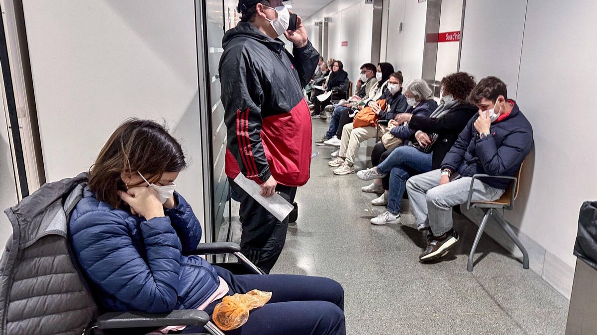 Pacientes y familiares en la sala de espera de Urgencias de un hospital
