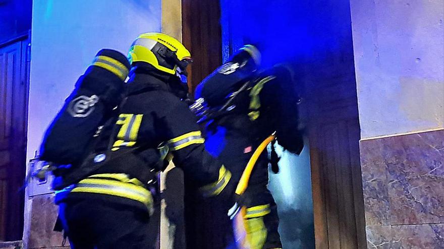Cuatro heridos, dos de ellos graves, en el incendio de una casa en Gáldar