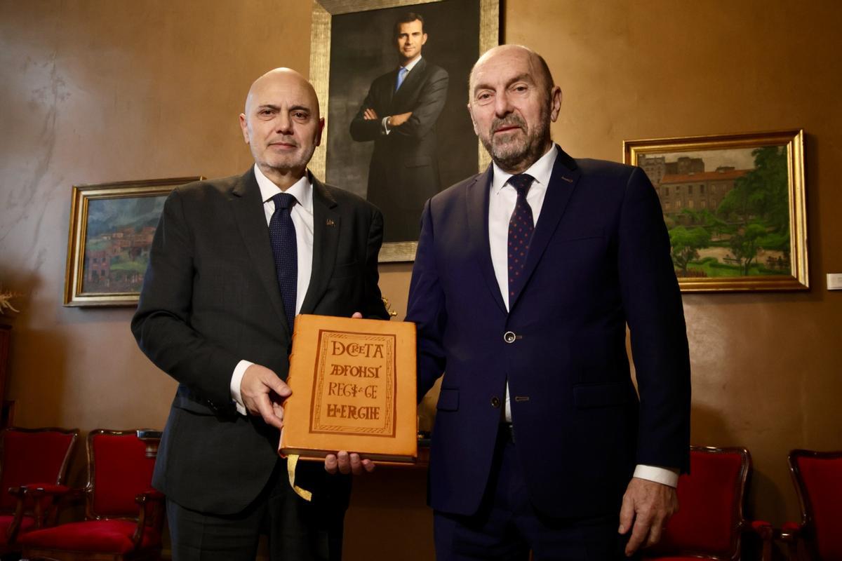 Vicente Carvajal y Juan Cofiño, esta mañana, en la Junta General