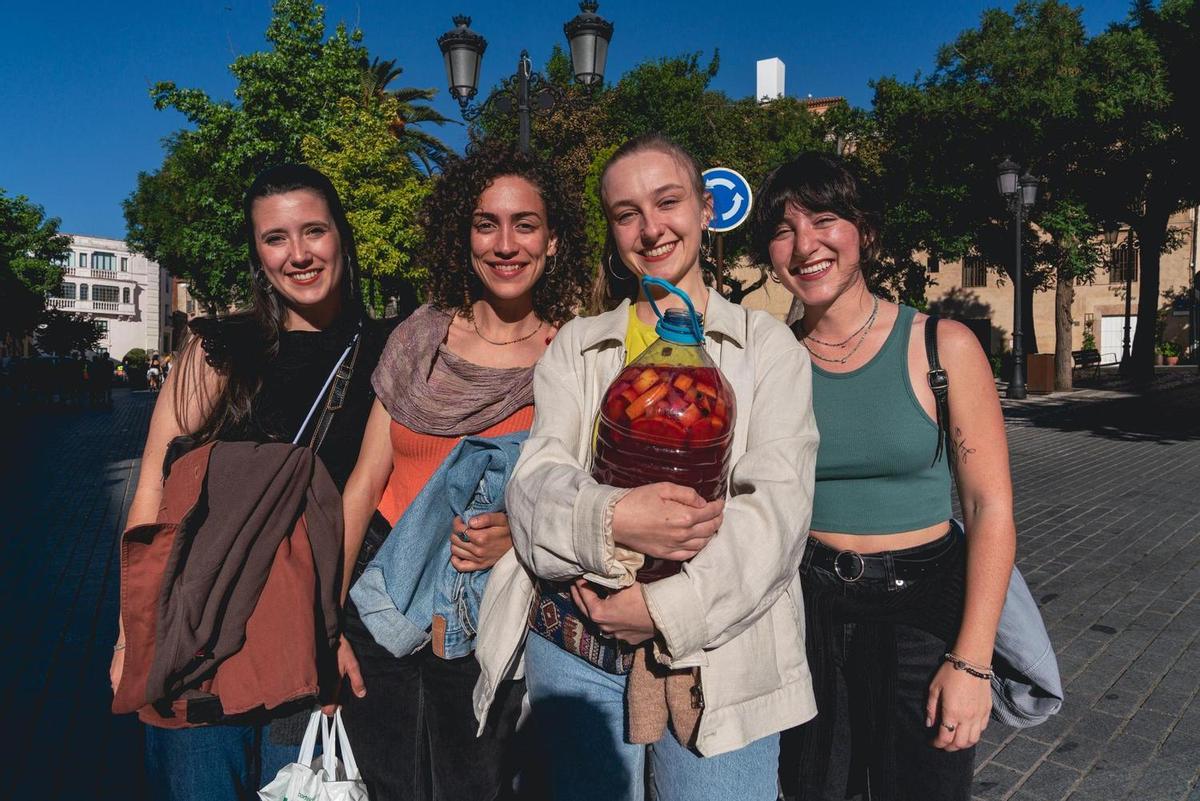 Jóvenes accediendo al Womad con garrafas.