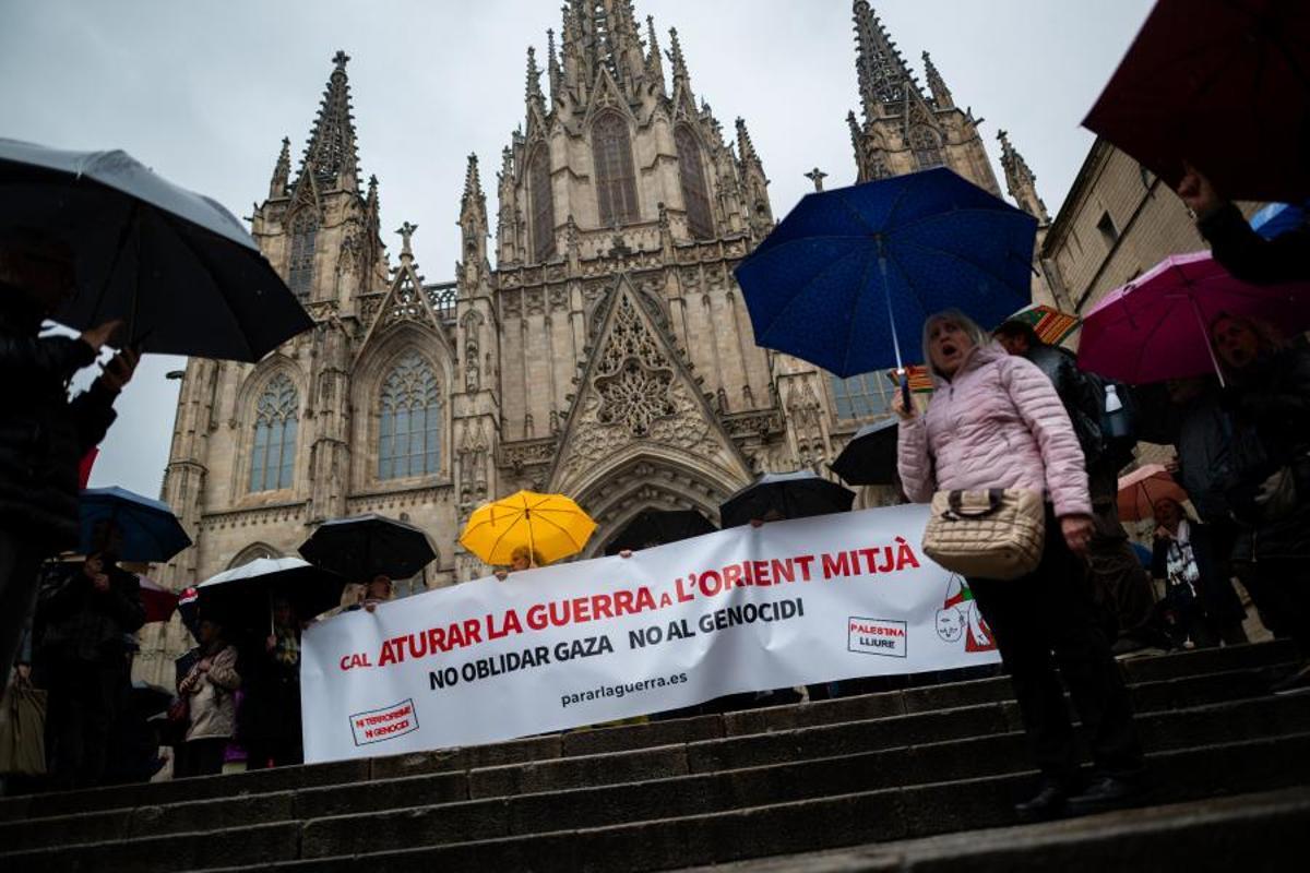 Un grupo de personas durante una concentración contra la guerra en Oriente Medio, a 14 de marzo de 2026, en Barcelona, Catalunya (España). La protesta está convocada por la plataforma Aturar la Guerra (Parar La Guerra), con apoyo de más de 150 organizaciones y personalidades.