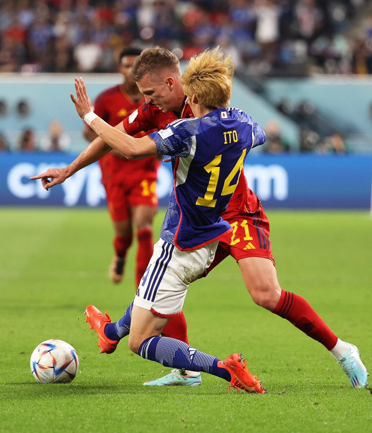 Doha (Qatar), 01/12/2022.- Dani Olmo (back) of Spain in action against Junya Ito (front) of Japan during the FIFA World Cup 2022 group E soccer match between Japan and Spain at Khalifa International Stadium in Doha, Qatar, 01 December 2022. (Mundial de Fútbol, Japón, España, Catar) EFE/EPA/Ali Haider