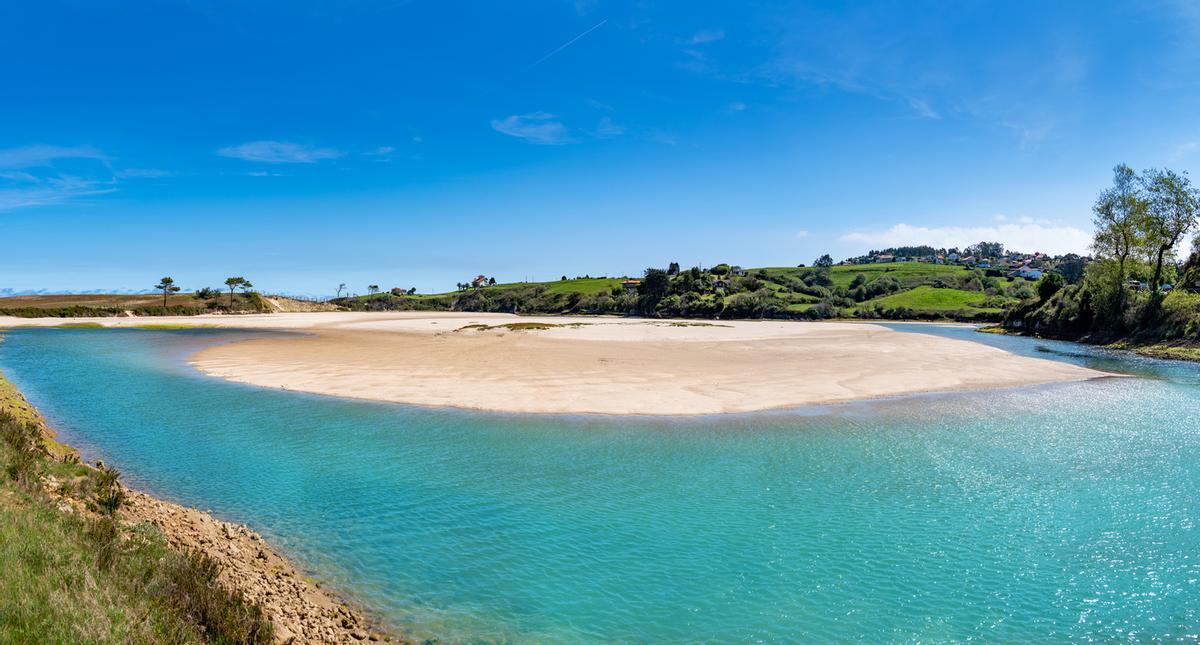 Parque natural de Oyambre y playa fluvial de la Ría Capitán en Cantabria.