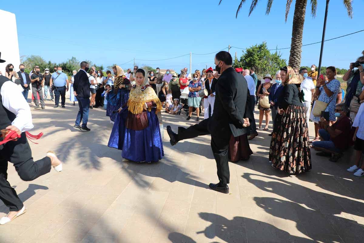 Misa, procesión y 'ball pagès' en el Pilar de la Mola