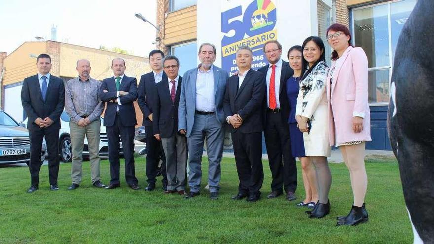 Los responsables de Leche Gaza, junto al grupo de clientes chinos en la entrada de la fábrica.