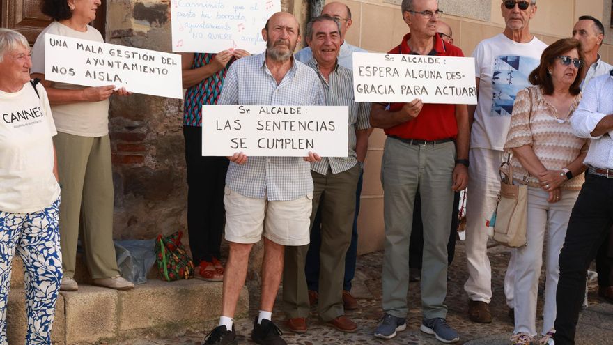 Los vecinos de Cuartos del Baño protestan en Cáceres