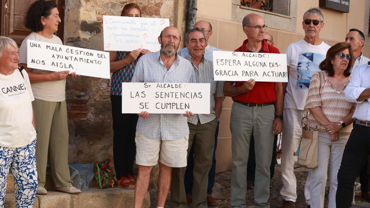 Vecinos de Cuartos del Baño protestan en Cáceres