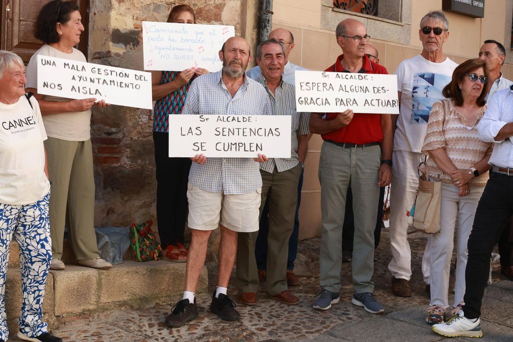 Los vecinos de Cuartos del Baño protestan en Cáceres