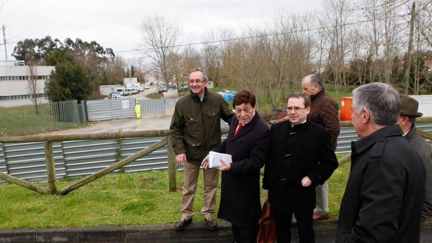 Los vecinos, con su abogado, Marcelino Abraira, y el notario Ángel Torres, a la entrada de las obras.