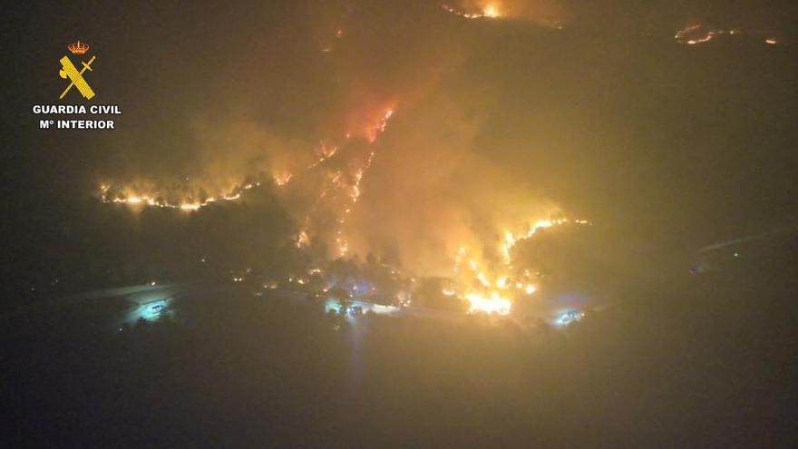 Los drones de la Guardia Civil controlan la evolución del incendio de Las Peñas de Riglos durante la noche.