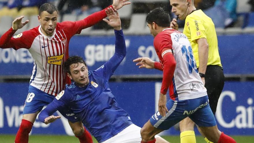 Una acción del derbi entre el Oviedo y el Sporting en la ida