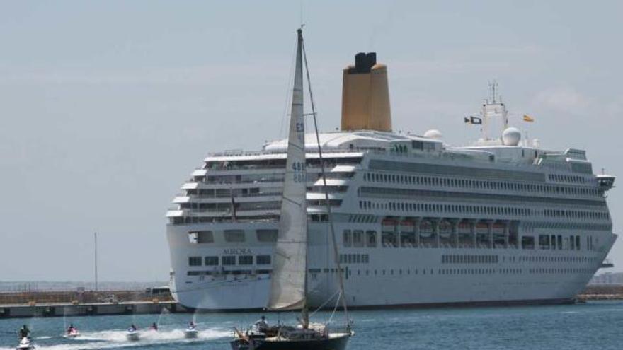 El crucero Aurora, de la naviera P&amp;O, uno de los más fieles al puerto de Alicante, atracado el sábado en la terminal de cruceros.