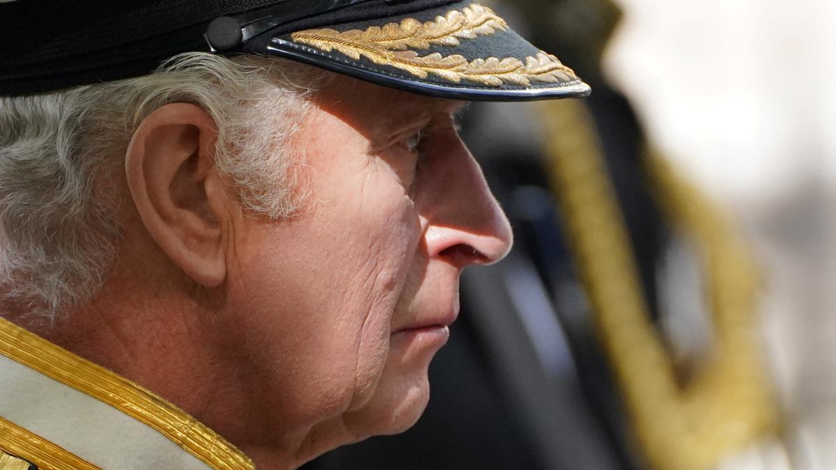 El rey Carlos, durante el funeral de su madre.