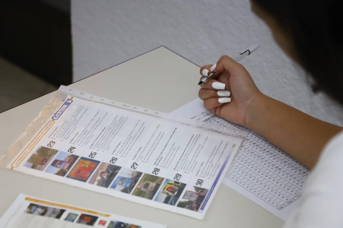 Una alumna resuelve un test en una autoescuela de Córdoba.
