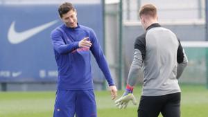 Lewandowski y Ter Stegen, antes del comienzo del último entrenamiento.