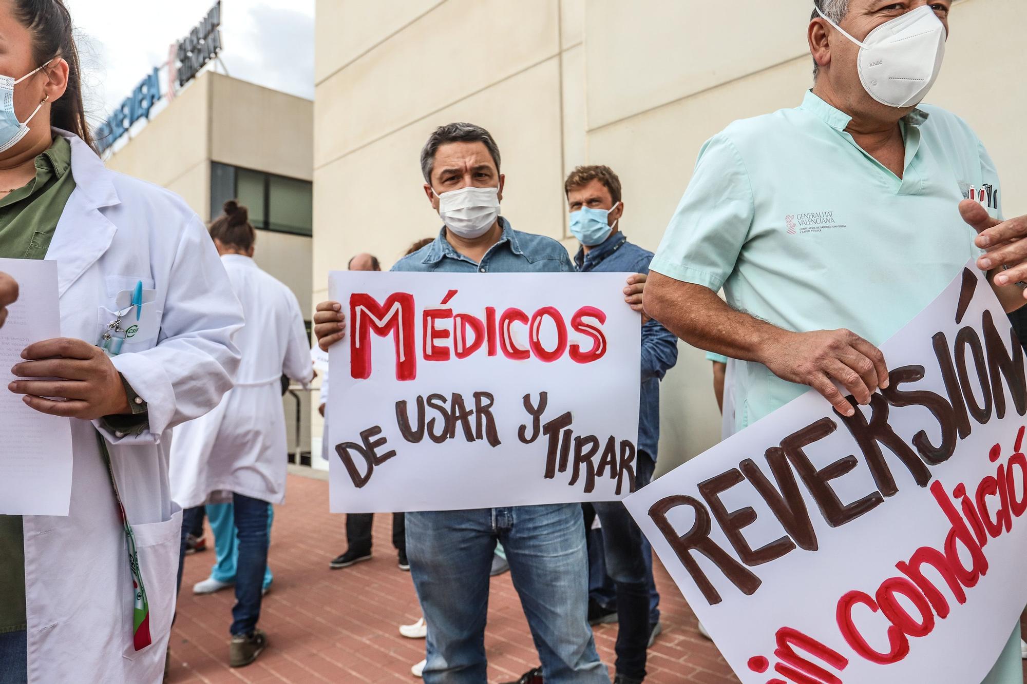 Protesta de los médicos sin MIR a las puertas del Hospital Universitario de Torrevieja