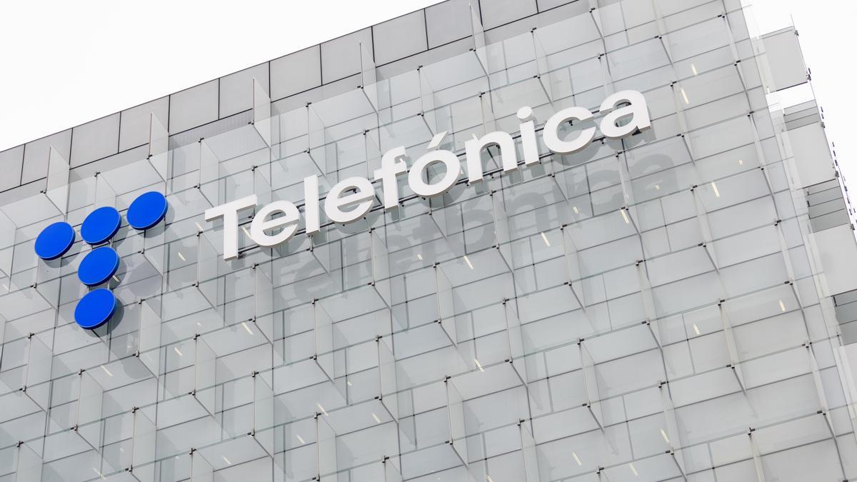 Archivo - Vista de la sede de Telefónica, a 28 de noviembre de 2023, en Madrid (España).