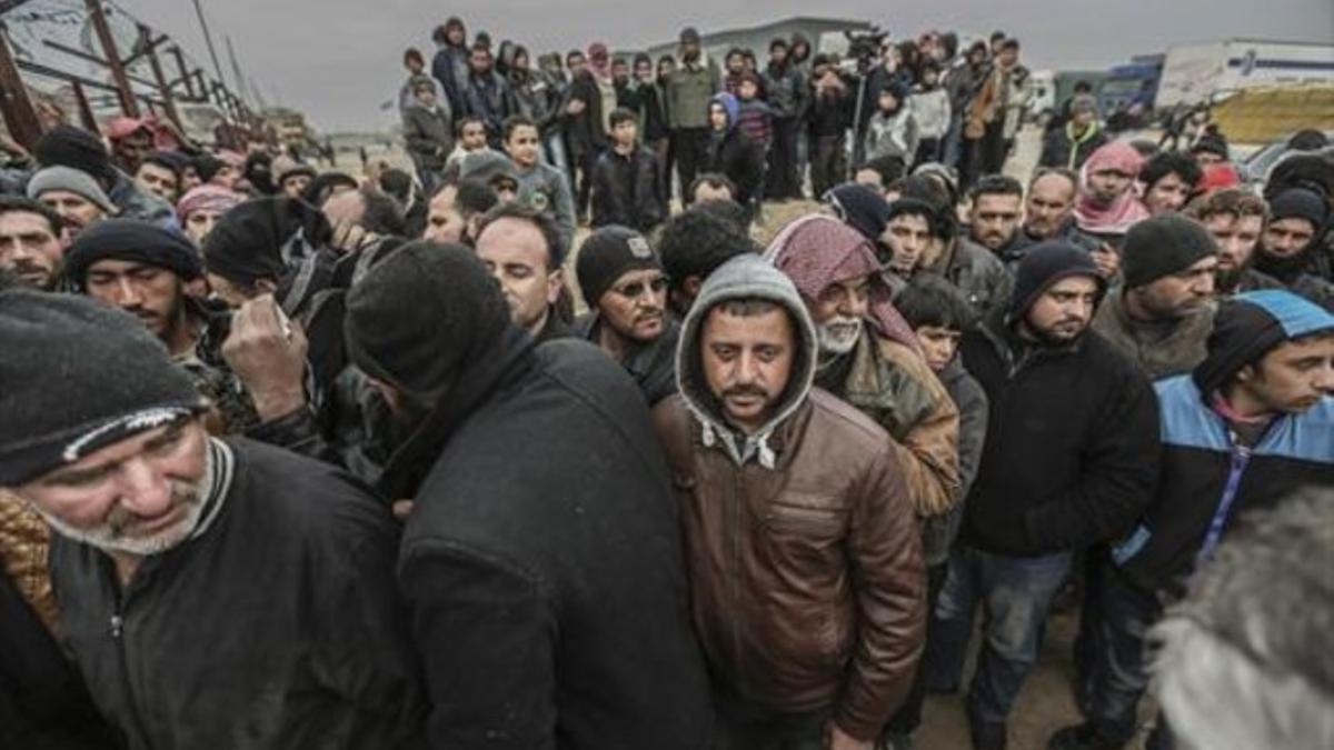 Refugiados sirios en uno de los pasos fronterizos con Turquía.