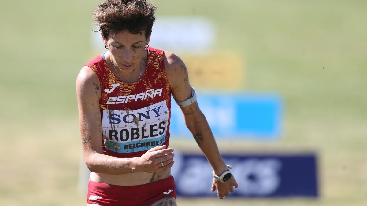 Carolina Robles, de Sevilla, compite en la carrera senior femenina de campo a través en los Campeonatos del Mundo de Atletismo de campo a través en Belgrado, Serbia, el 30 de marzo de 2024.